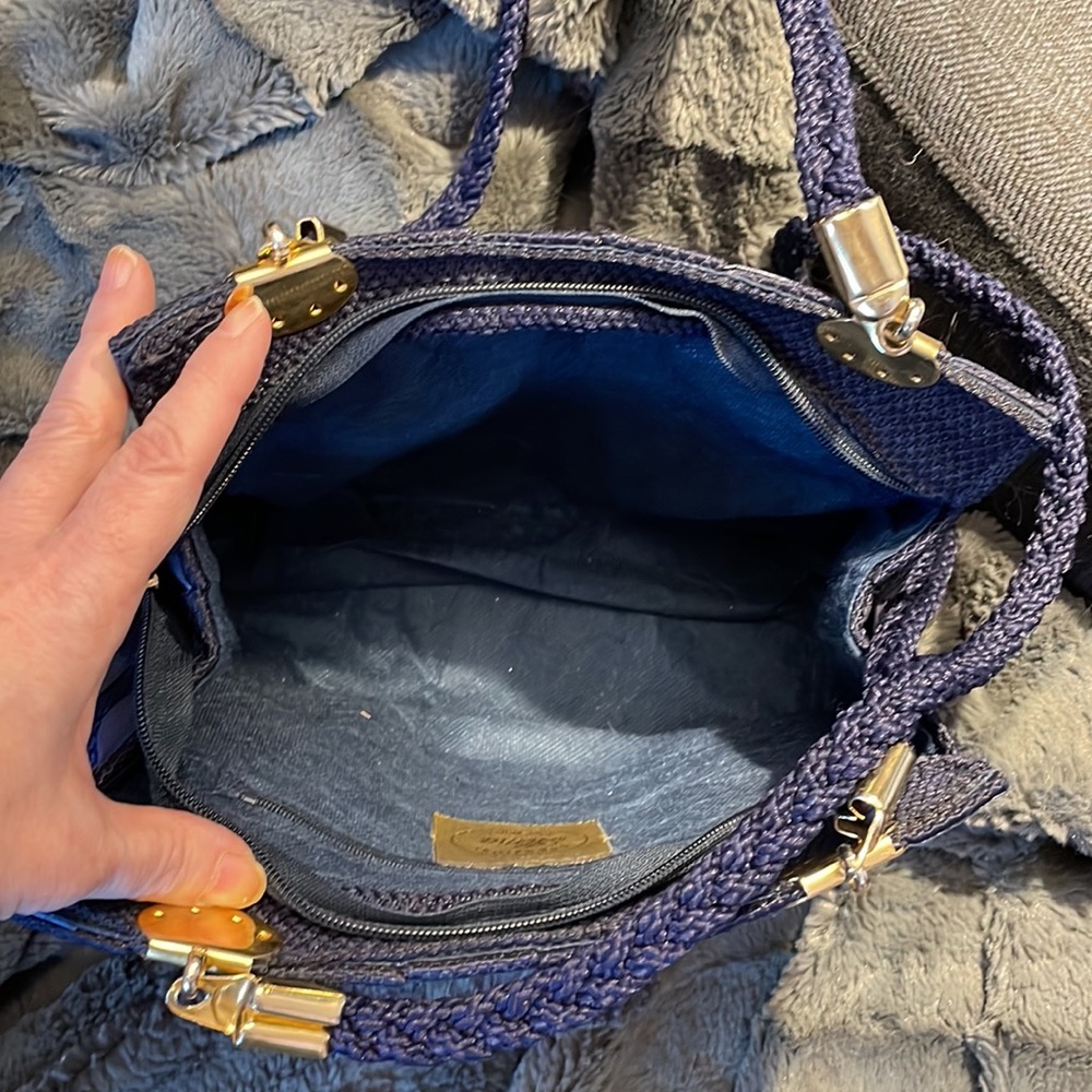 Beautiful blue purse with basket weave pattern and golden hardware - Picture 6 of 13